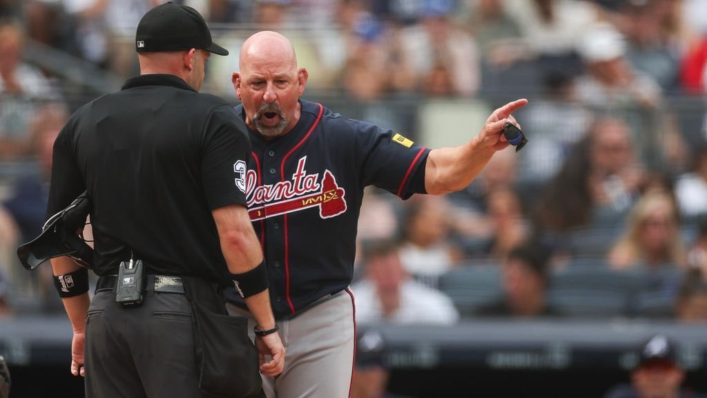 Braves manager Weiss tossed for arguing balk call against Sale