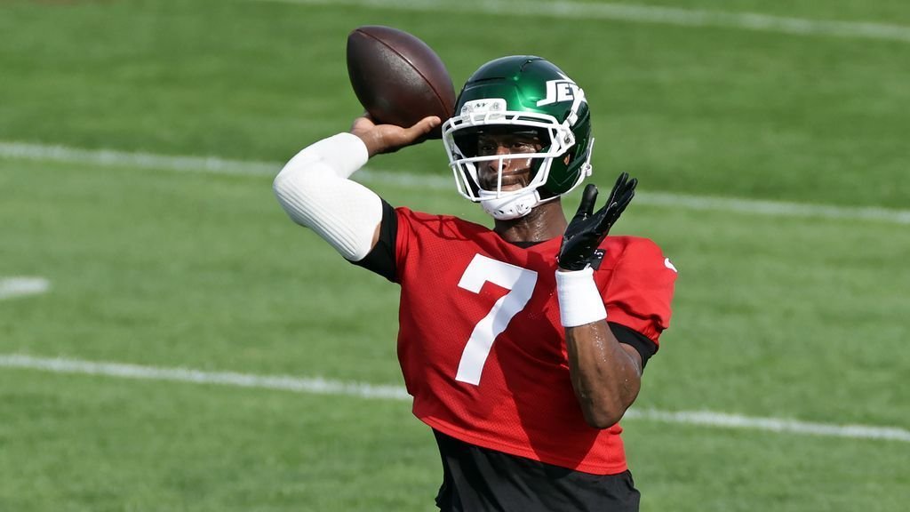 Jets’ Geno Smith scratched vs. Bucs due to sore ankle, is day-to-day