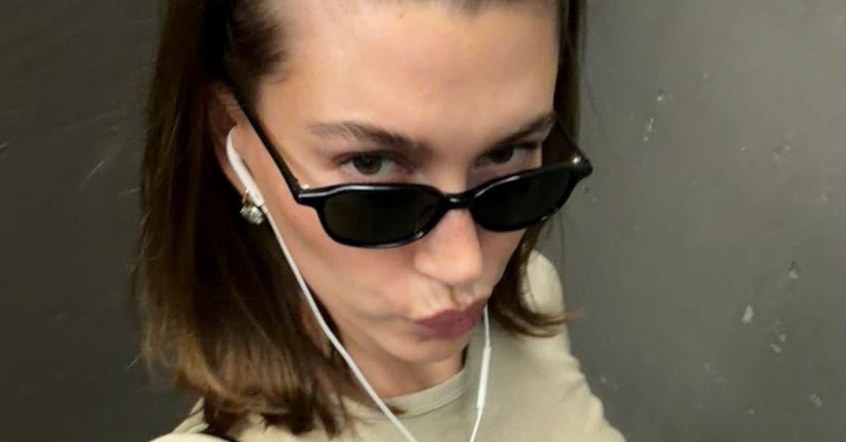 Hailey Bieber Just Wore This ’90s Accessory in Her Hair