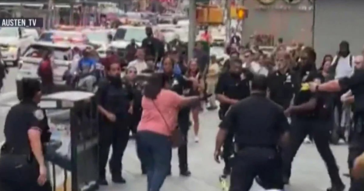 Suspect and female victim dead after Times Square stabbing spree