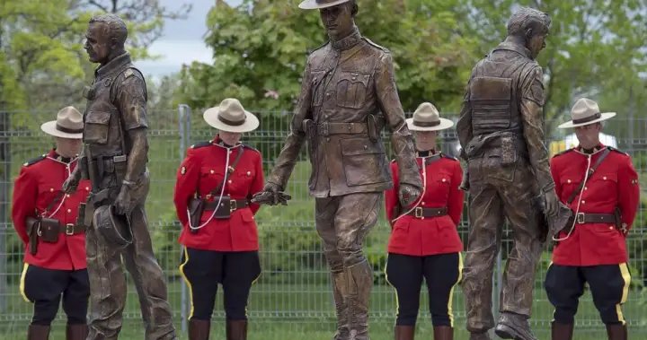 Bronze maple leaf taken from monument honouring slain New Brunswick RCMP officers – New Brunswick