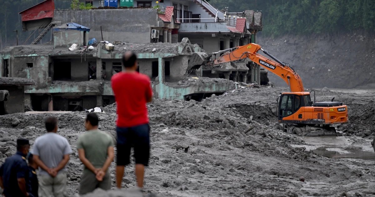 Death toll in Nepal floods tops 900, as number of missing nearly doubles to over 4,200