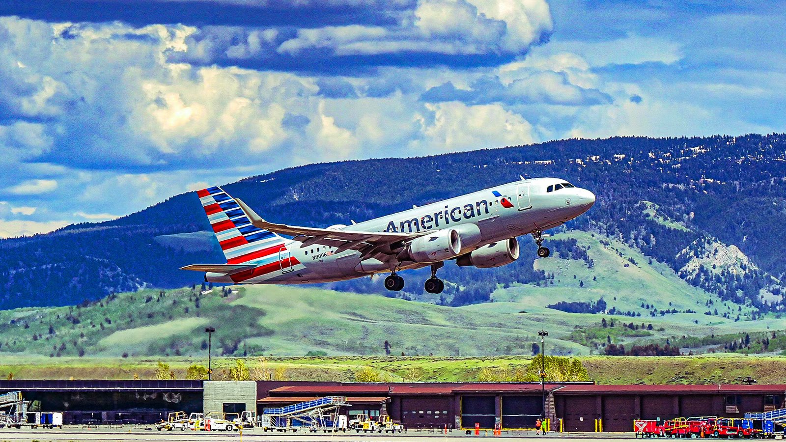 American Airlines Offers 1,205 Flight Attendants Unpaid Leave Amid September Flight Cuts