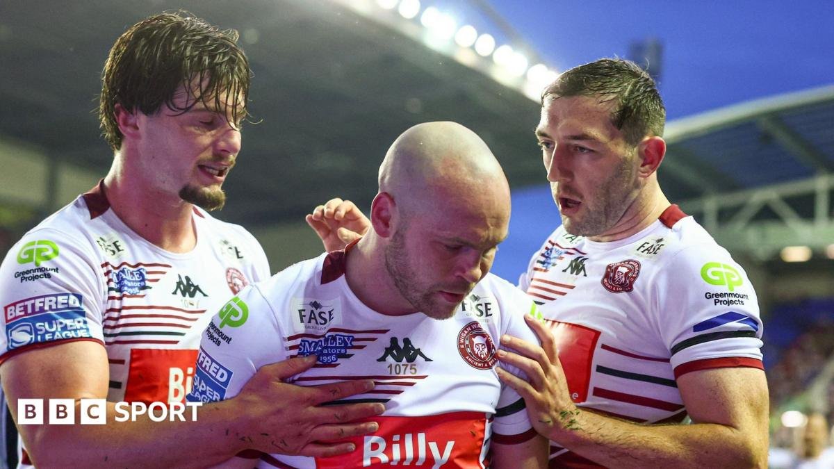 Super League: Wigan Warriors 46-0 Hull KR – Hosts go top on night of tributes for Sir Billy Boston