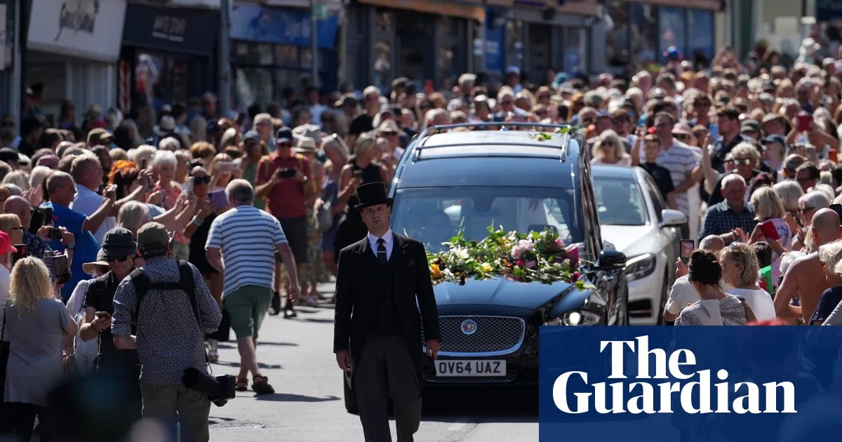 Thousands of Bonnie Tyler fans gather to pay respects as coffin brought home | Bonnie Tyler
