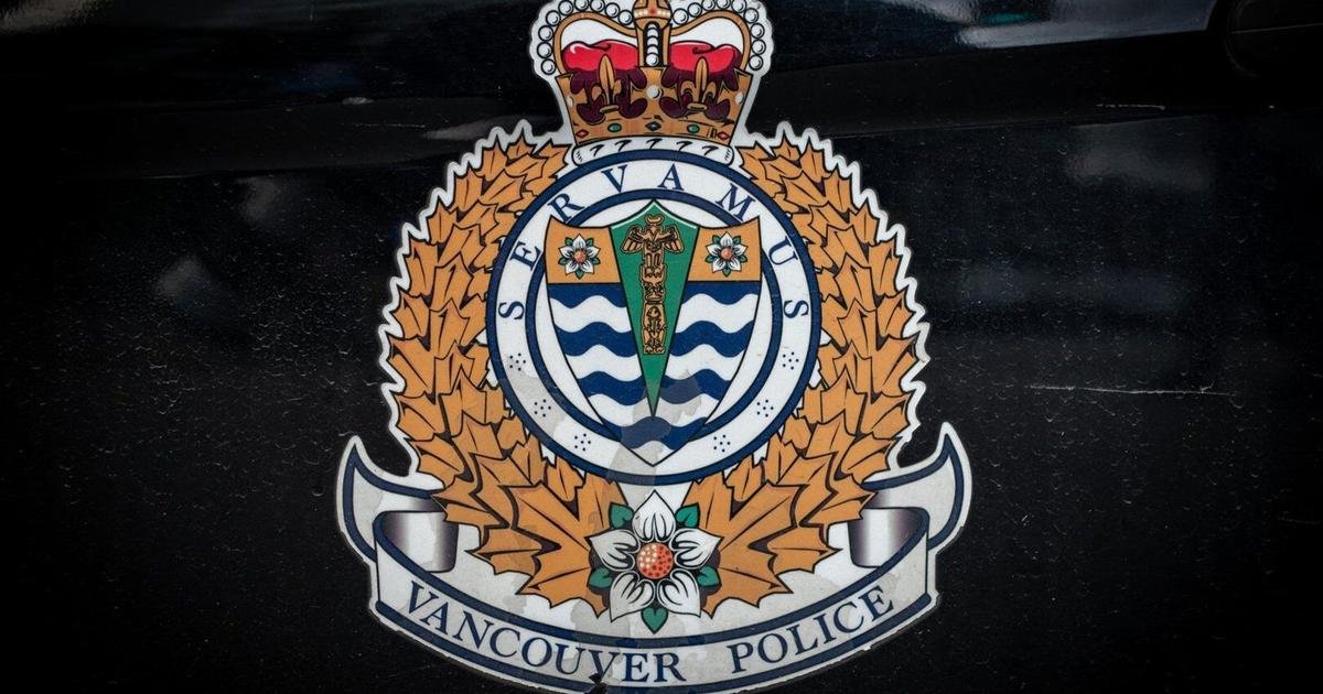Man arrested on Vancouver's Main Street over axe threats and plate-smashing on patio