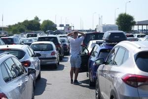 Hourslong waits at Croatia-Serbia border test travelers' resolve in sweltering heat