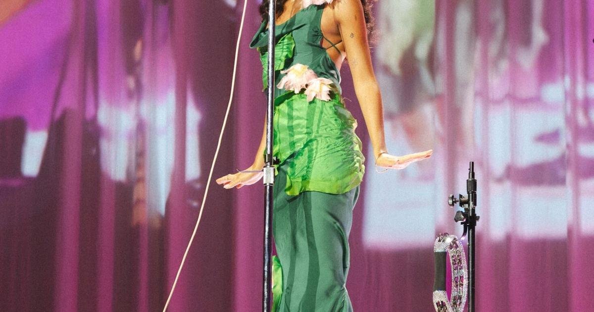 Superstar Olivia Dean electrified an eager crowd at Toronto’s Scotiabank Arena in a 4-star lovefest