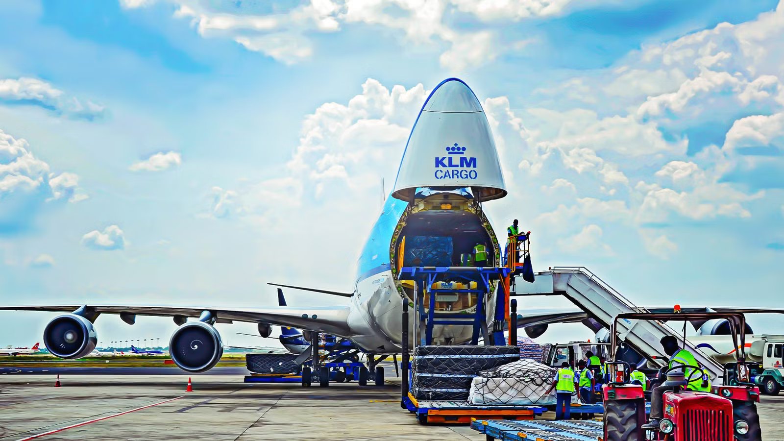 Why No Aircraft Boeing Or Airbus Is Building Can Replace The 747-400F’s Nose Door