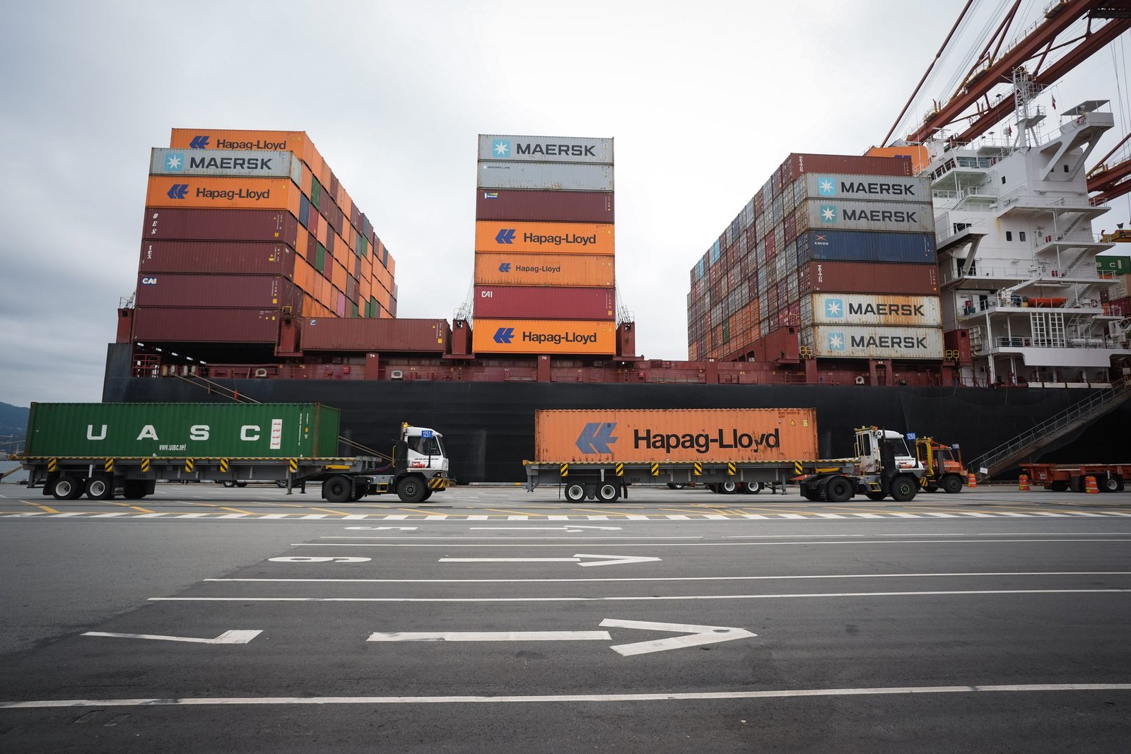 Senior government officials meet with port employers and union leaders in advance of high-stakes labour talks