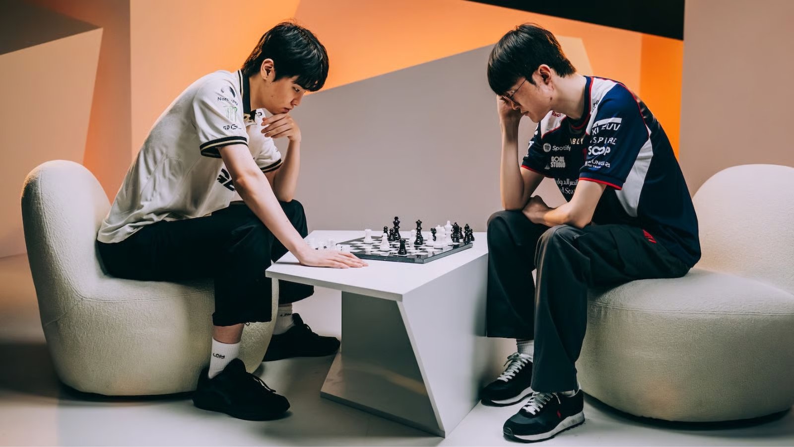 Faker and Chovy signed chessboard is being sold after League icons played with it
