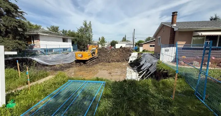 Edmonton homeowners frustrated as their properties erode into infill excavations – Edmonton