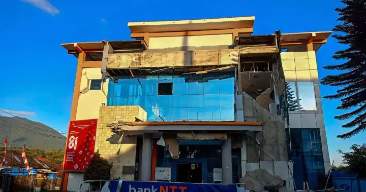 Magnitude 7.7 earthquake strikes off coast of Indonesia and tsunami warning issued – National