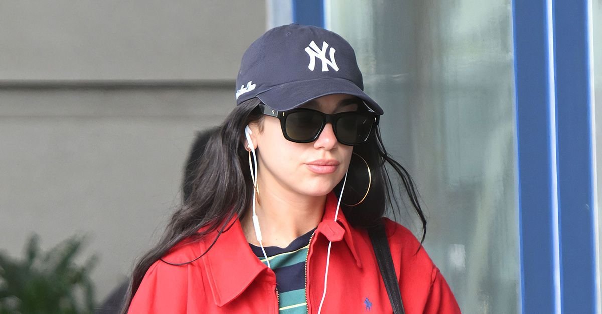 The Jacket and Tee Trend to Wear to the Airport This Fall