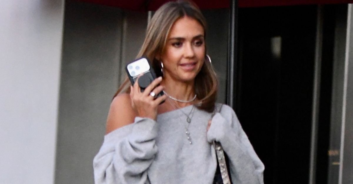 Jessica Alba Just Found the Jumper Trend That Looks Best With Jeans