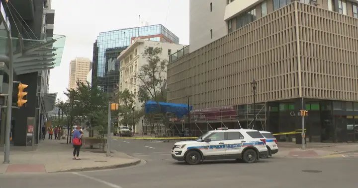 Downtown Regina scaffolding falls, sending 2 to hospital – Regina