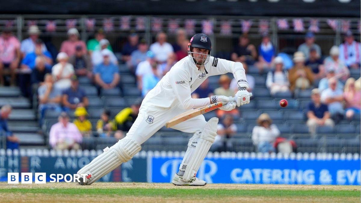 County Championship: Ollie Price and Miles Hammond lead Gloucestershire fightback against Worcestershire