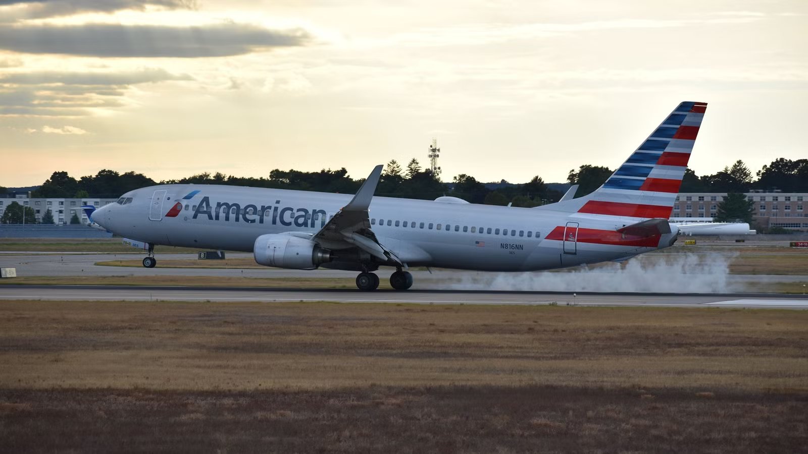 Not Again: American Airlines Boeing 737-800 Tire Bursts At Chicago O’Hare After Landing