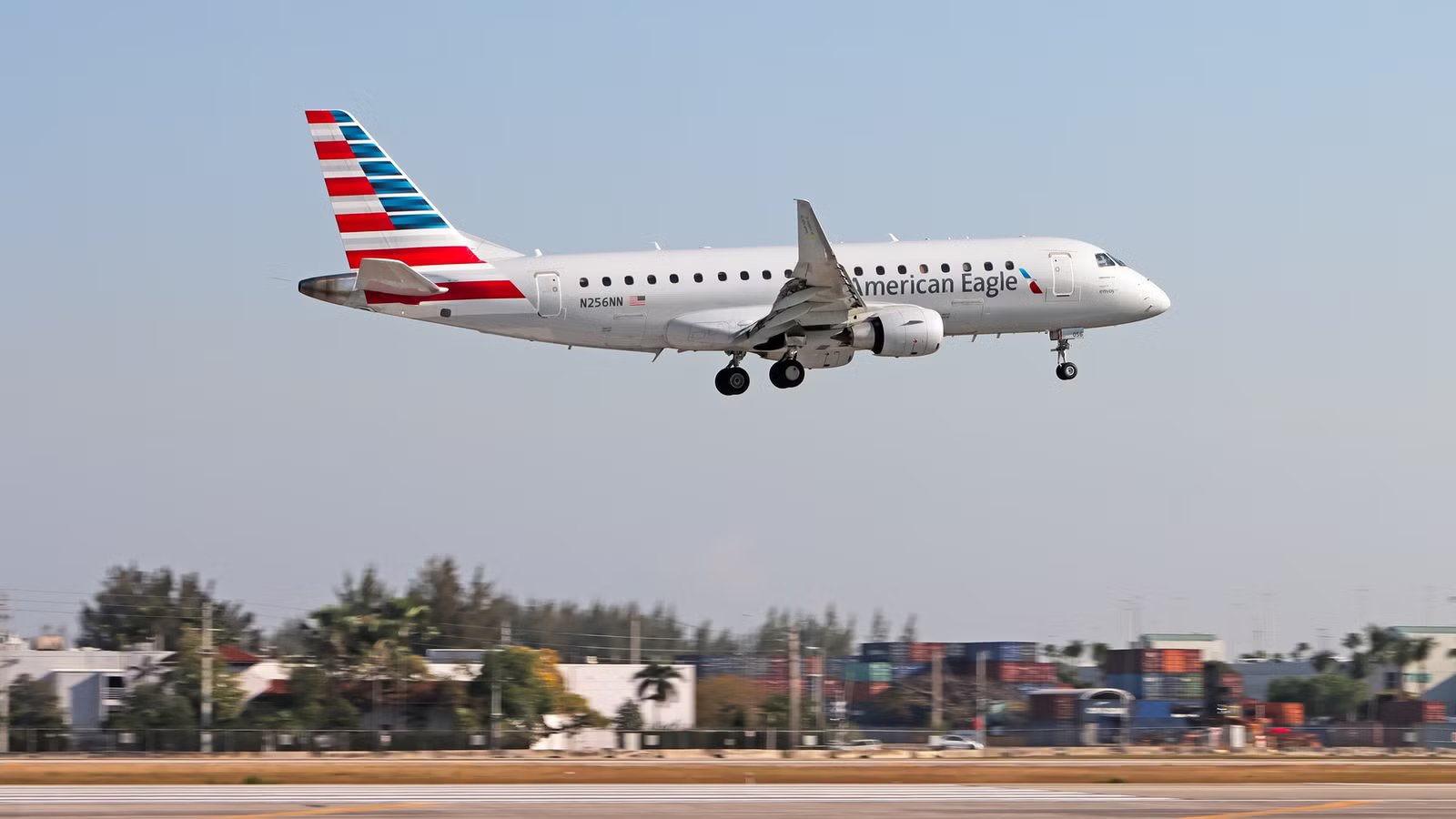 “No Fuel For A Go-Around”: American Eagle Jet Declares Emergency After 3 Missed Approaches
