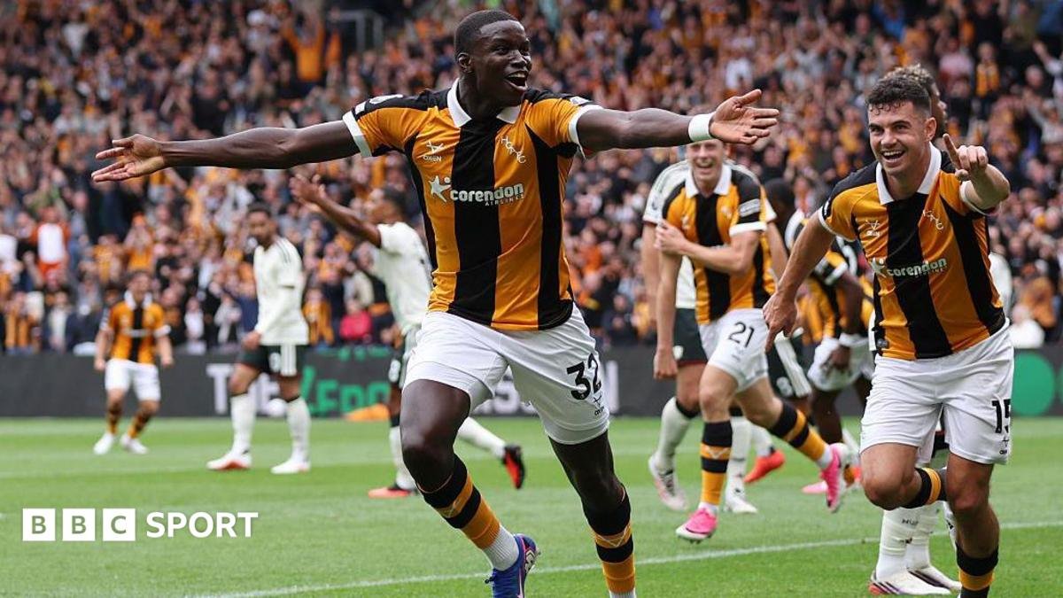 Hull City 2-0 Manchester United: Assistant Dean Holden on back five tactic