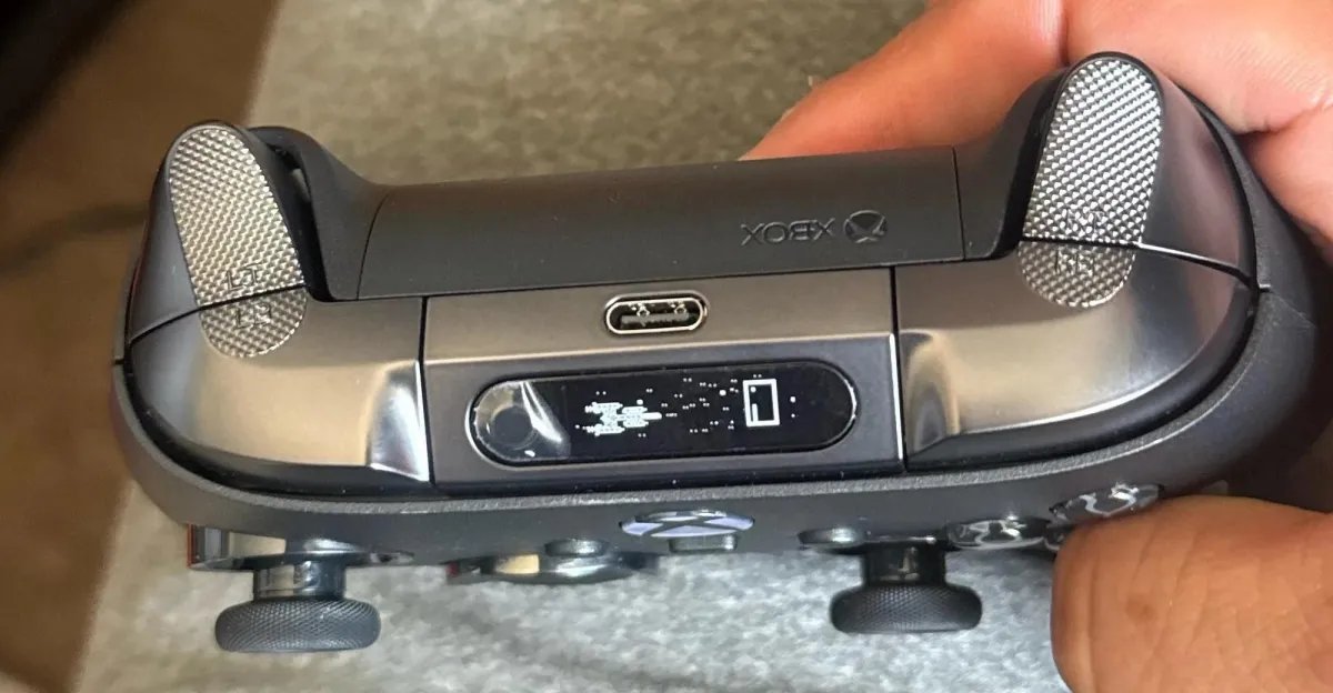 Xbox Elite 3 prototype pad leaks with tiny built-in screen