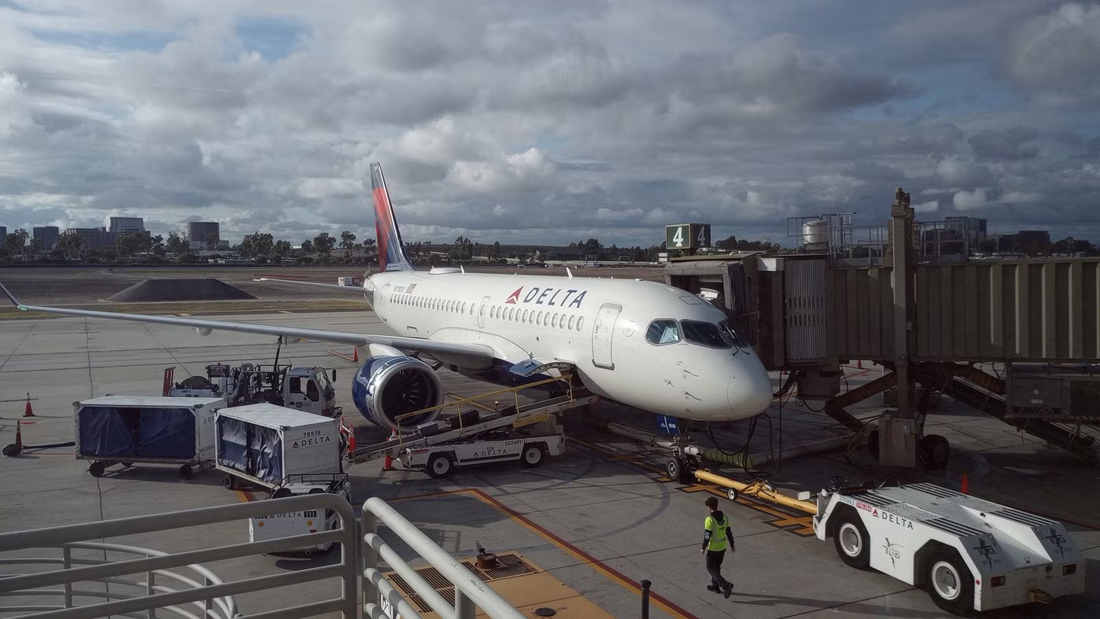FAA Order: First Class Passengers Will No Longer Be Able To Sip Beverages After Pushback