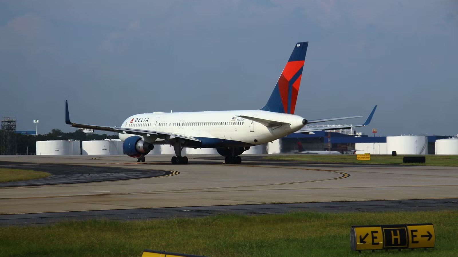 Delta Air Lines Passenger Reportedly Flushes iPhone Down Toilet Amid Cross-Country Flight