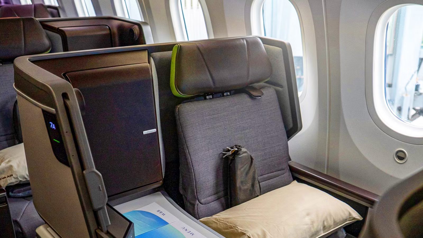 5 Things Business Class Passengers Do Onboard That Economy Passengers Don’t Even Know About