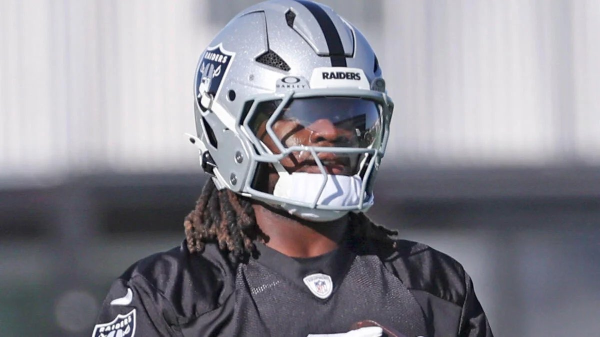 Raiders’ Ashton Jeanty injured, helped off practice field, reportedly has sprained ankle