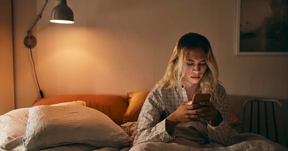 Some Gen Zers swap their smartphones for “dumb” phones to curb social media habits