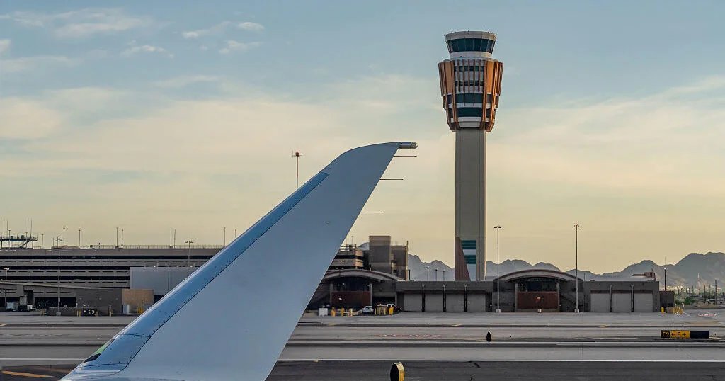 Phoenix air traffic controller saves day when 2 American Airlines flights with same call number converge: “Pretty incredible”