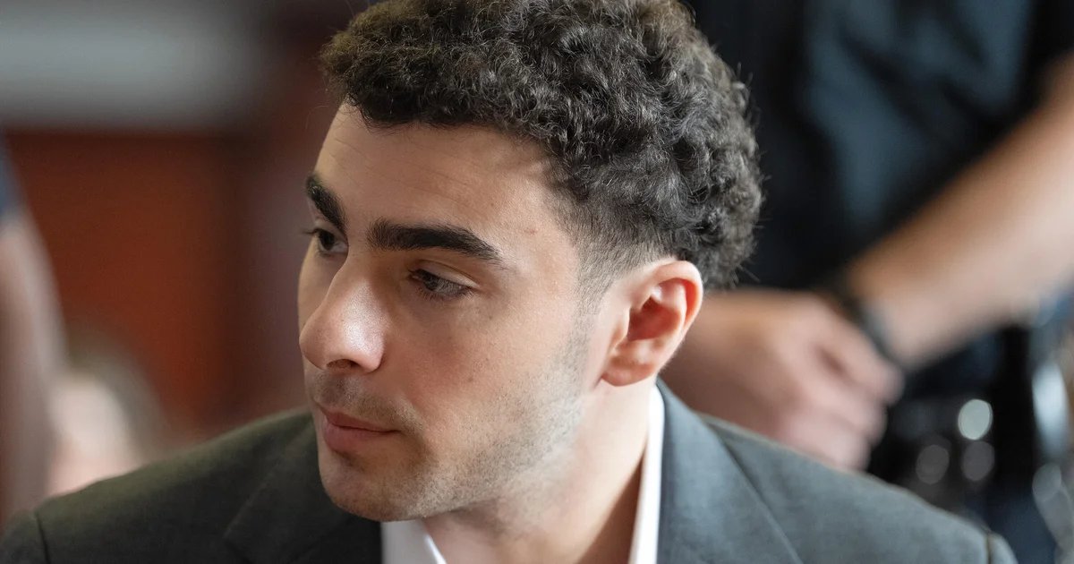 Luigi Mangione in discussions about possible guilty plea in federal case, sources tell CBS News