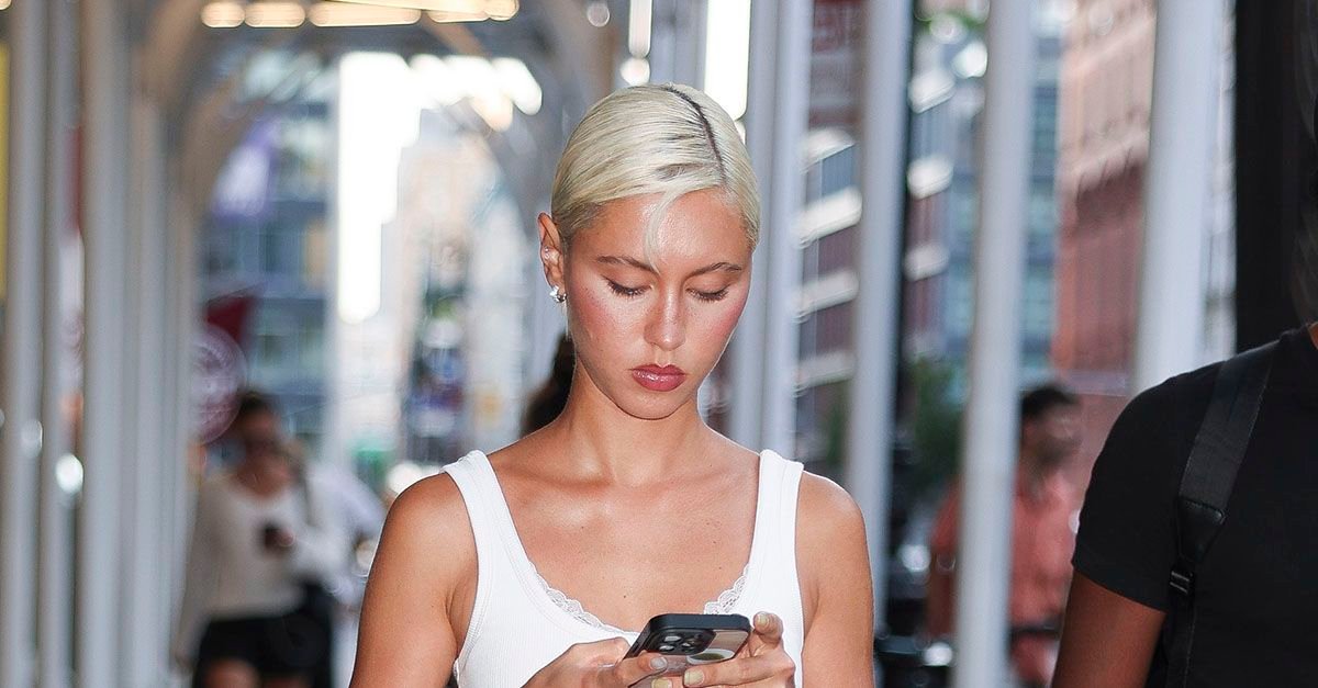 Iris Law Found the Shoe Color Trend to Wear With White Jeans