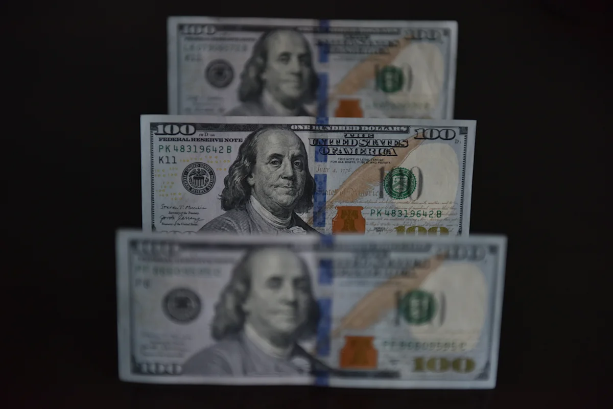 The US dollar is caught between 2 competing forces