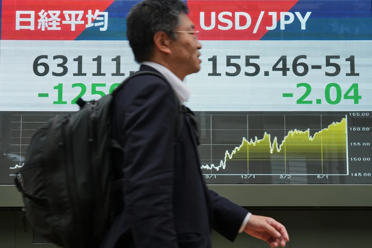 Asian stocks are mixed as yen jumps against the dollar, while oil prices slip
