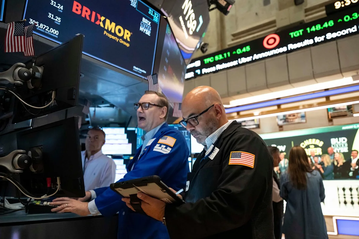US stocks edge lower as oil prices rise and more earnings reports roll in
