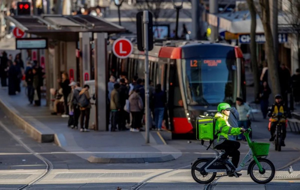 Australia sets ‘world-leading’ minimum pay and insurance rules for gig delivery workers