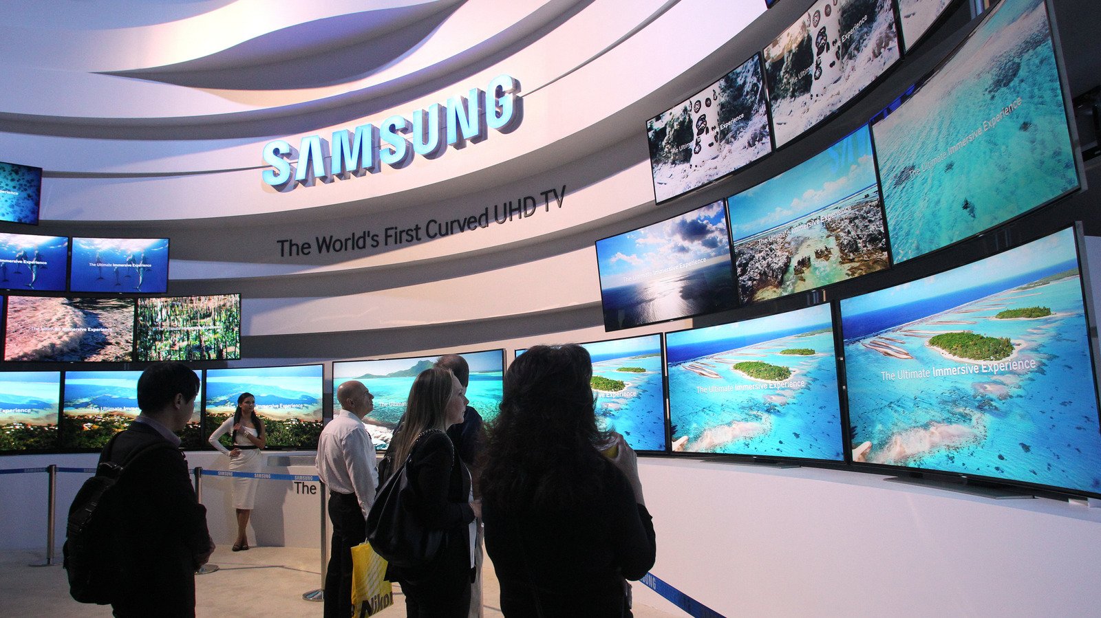 Why Curved TVs Failed But Curved Gaming Monitors Thrived