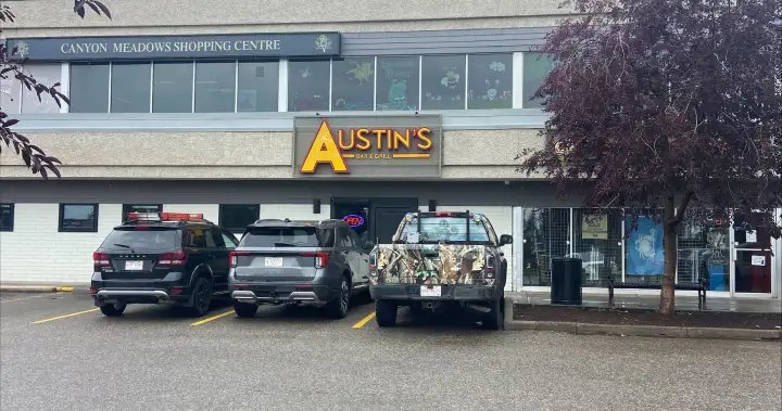Calgary police investigating masked, armed robbery at restaurant in Canyon Meadows – Calgary