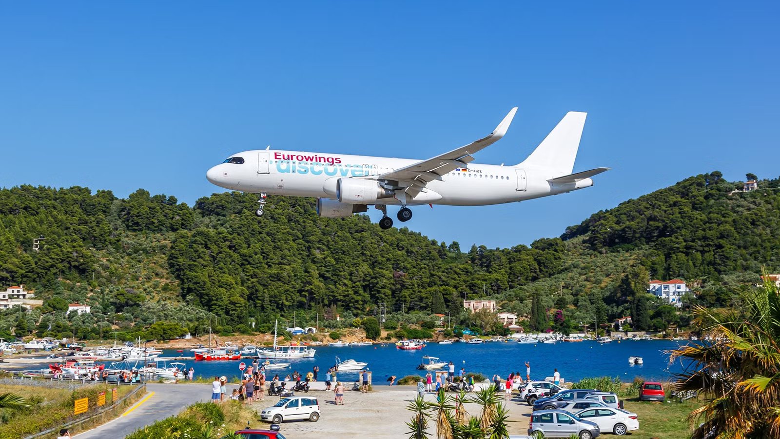 2 Tourists Seriously Injured By Jetblast At Skiathos’ Famous Plane-Spotting Beach
