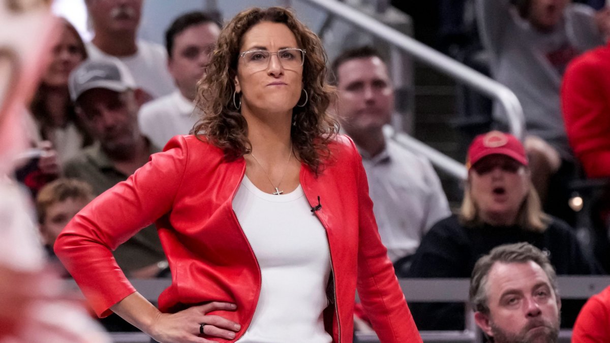 Stephanie White fires back at critics, gets support from Caitlin Clark, Sophie Cunningham