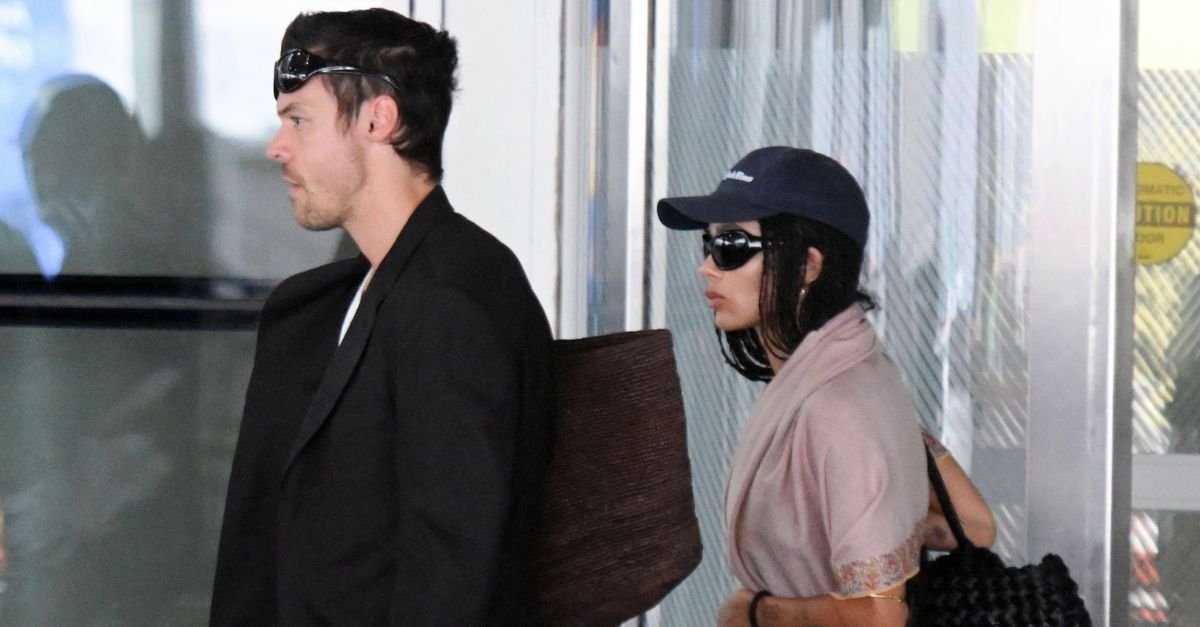 Zoe Kravitz’s Oversized Scarf Made Her Airport Outfit X10 Chicer