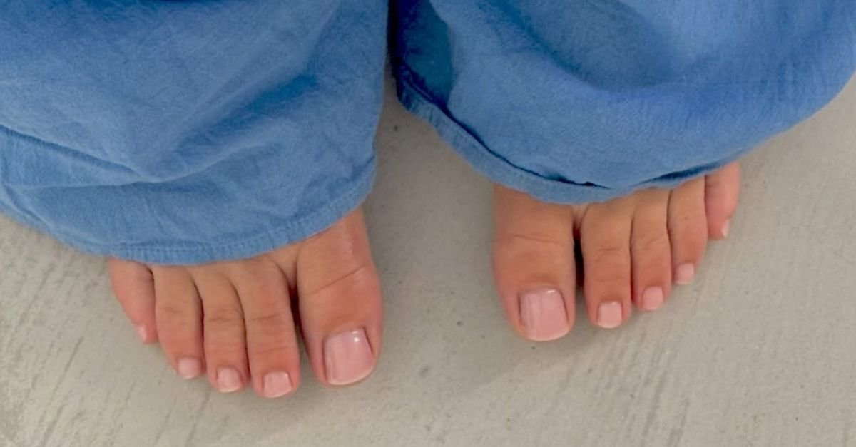 Tastemakers Are All Wearing The Bare Pedicure Right Now