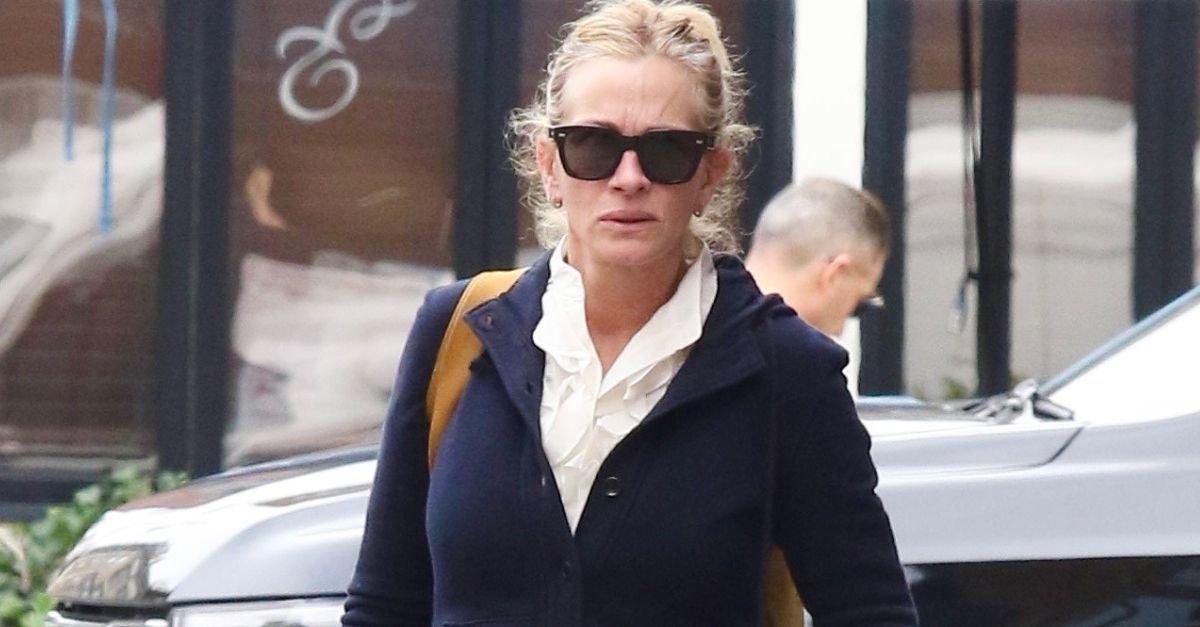 Julia Roberts Wore the Chicest Autumn French Girl Jeans and Flats Formula
