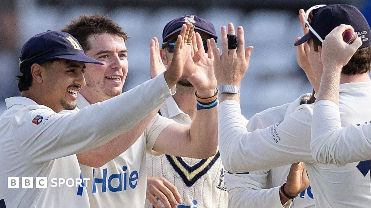 County Championship: Bamber takes 6-26 for Bears before Essex fightback