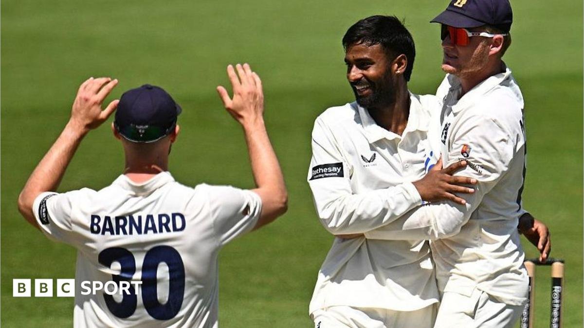 County Championship: Warwickshire beat Hampshire to stay in title hunt