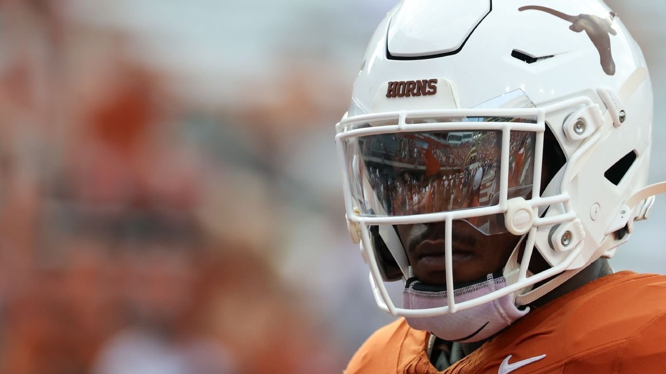 Texas’ Colin Simmons apologizes for miming urinating on field
