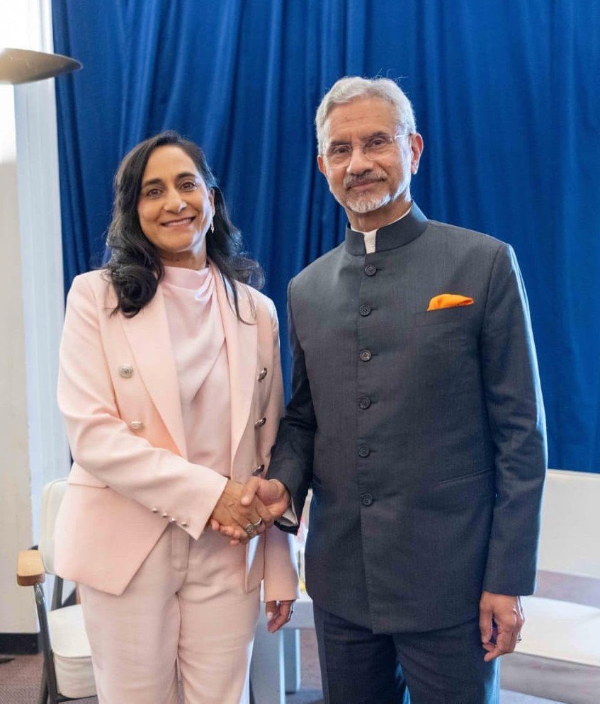 Minister Anand meets with India’s Minister of External Affairs