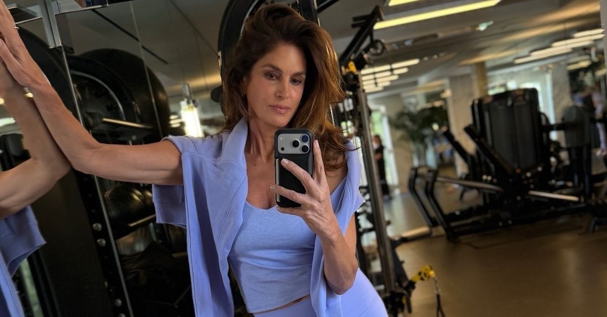 IMO, Cindy Crawford’s Blue Leggings Are Chicer Than Any Black Pair