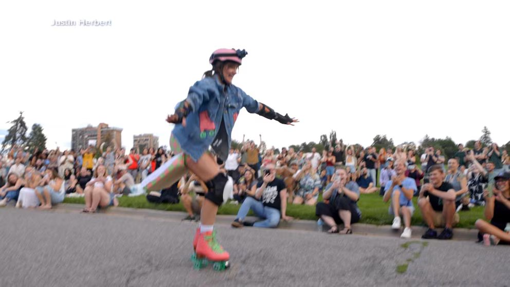 WATCH:  Woman roller skates for the first time before a large crowd